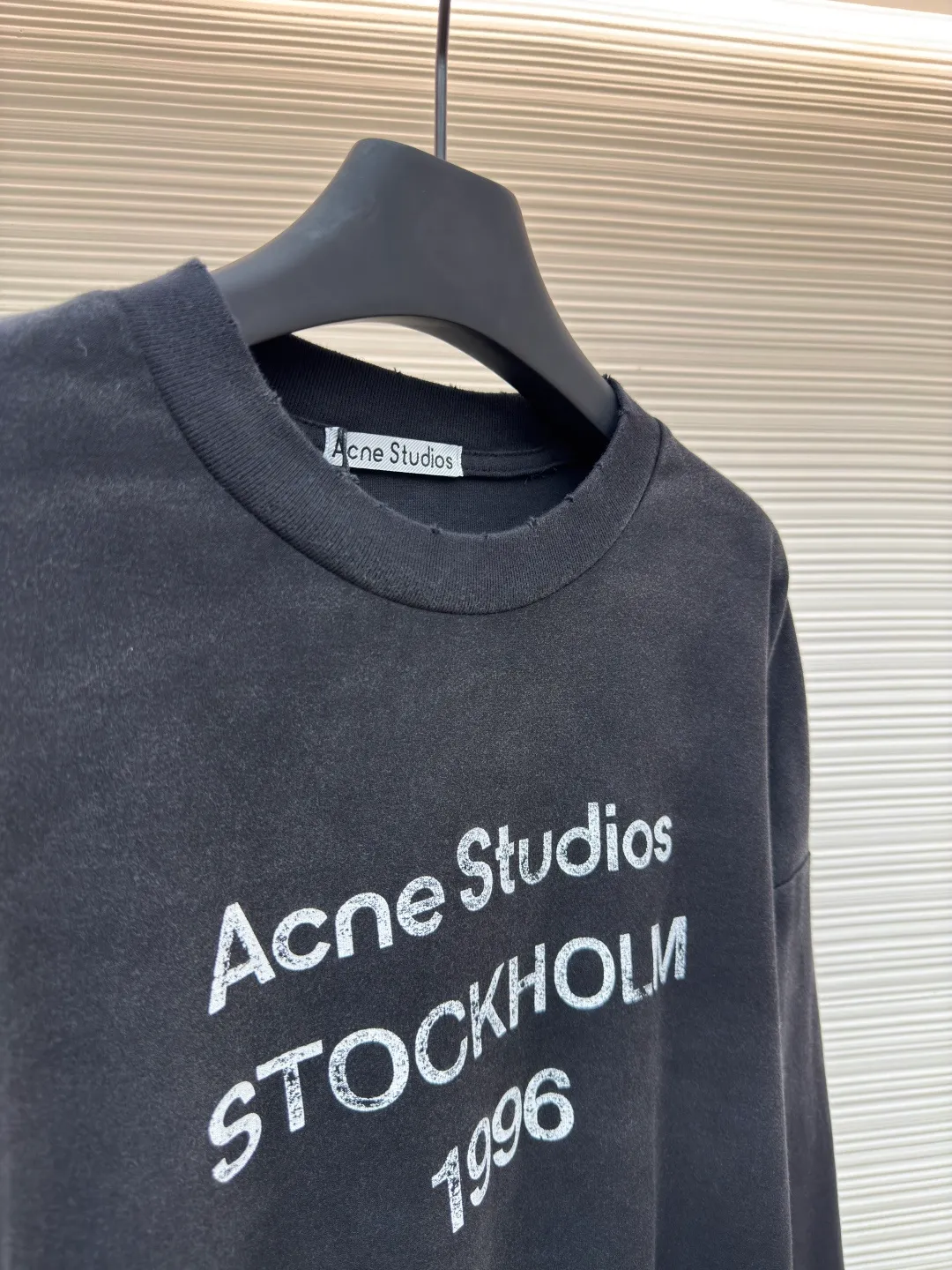 Acne Studios 1966 mud-dyed washed and distressed long sleeves ●Authentic product: purchased and developed by 2224 ●Item number: 1680630-A15 ●Fabric: super soft cotton fabric ●Technology: washed and distressed ●Version: loose fit ●Weight: about 425 grams ●Size: S-M-L-XL ●Description: Made of ultra-soft pure cotton fabric, garment-dyed, washed and distressed, the chest part has a dirty feel, and the lower part shows a gradient effect. The neckline is slightly frayed to better fit the overall tone. The overall line is straight and delicate, the fabric is comfortable and soft, and the color is consistent without color difference. It can be matched with the same style to create a fashionable look and control various occasions. Customized accessories, complete with three standards, the same style for men and women!
